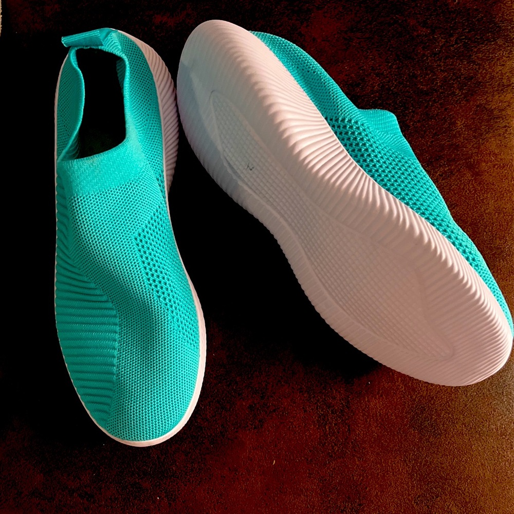 Women’s breathable knit sneakers